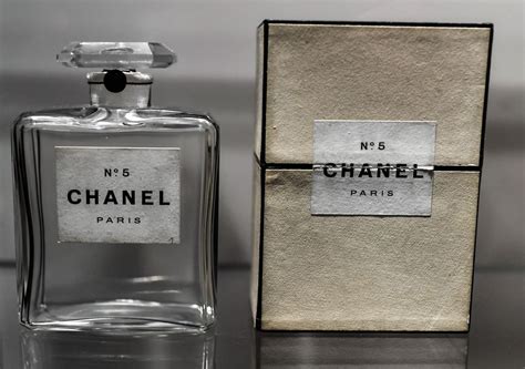 cosa riproduce tappo chanel n 5|Chanel N°5 fa 100 anni. Tra storia, segreti e riedizioni.